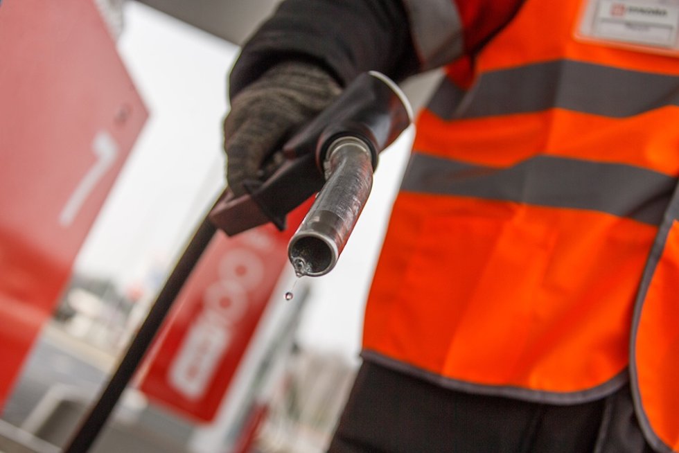 Ce n'est pas seulement à cause de la TVA : Pourquoi les prix du carburant dans les stations-service ont augmenté en début d'année et la hausse des prix continuera-t-elle