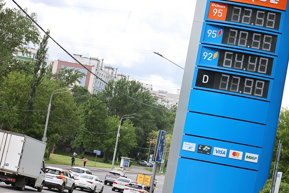 Pourquoi la hausse des prix de l'essence et du diesel s'est-elle accélérée ? Explication des experts du "JR"